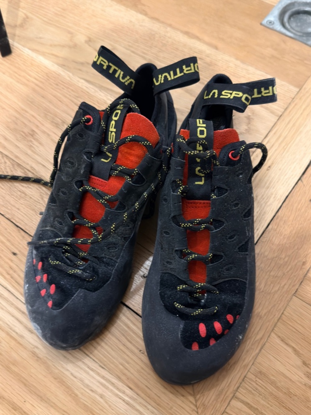 La Sportiva Men’s Sz8.5 Black with Red and Rock Climbing Shoes